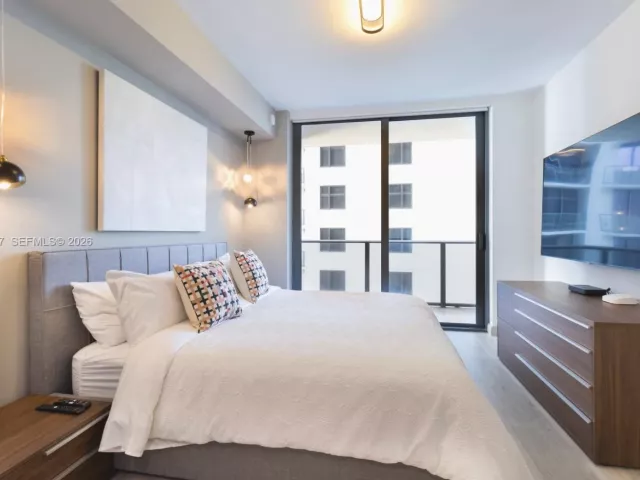 1-bedroom condo for rent in Miami - 55 SW 9th St 3010 - MondialRealty