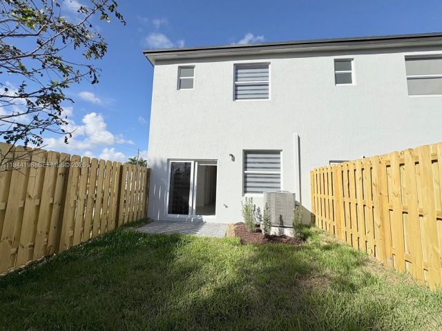 3-bedroom home for rent in Homestead - 12168 SW 268 Lane - MondialRealty
