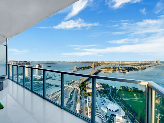 3-bedroom condo for rent in Miami - 1100 Biscayne Blvd 4001 - MondialRealty