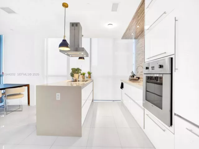 3-bedroom condo for rent in Miami - 1100 Biscayne Blvd 4001 - MondialRealty