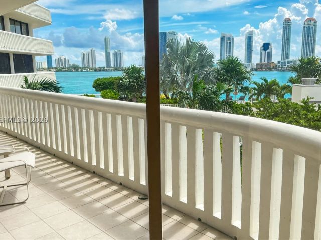 2-bedroom condo for sale in Aventura - 3000 Island Blvd 502 - MondialRealty