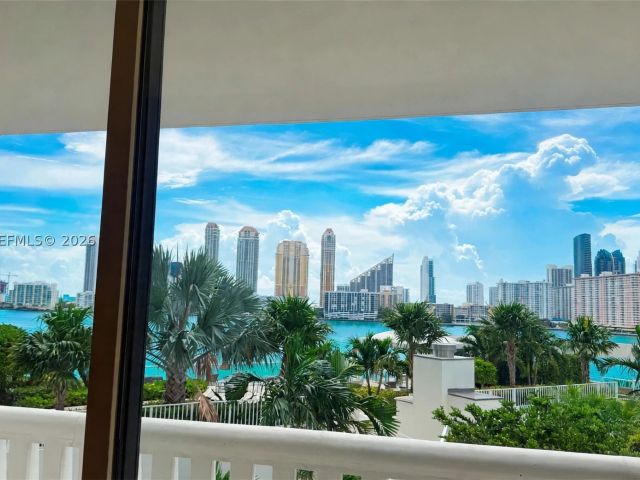 2-bedroom condo for sale in Aventura - 3000 Island Blvd 502 - MondialRealty