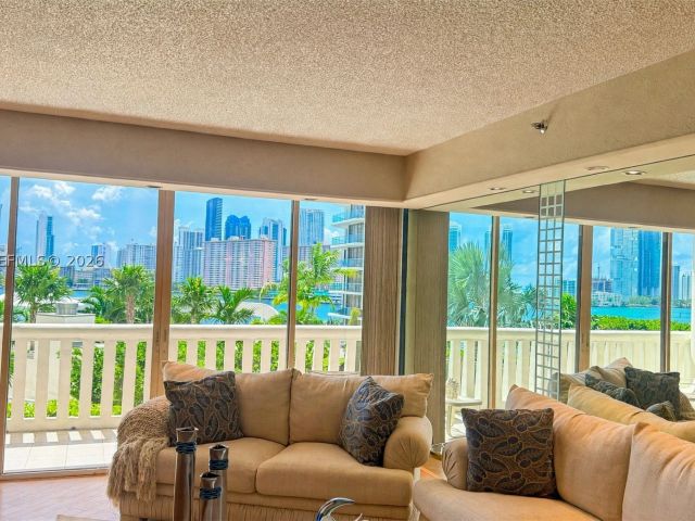 2-bedroom condo for sale in Aventura - 3000 Island Blvd 502 - MondialRealty