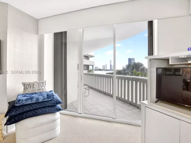 2-bedroom condo for sale in Aventura - 3000 Island Blvd 502 - MondialRealty