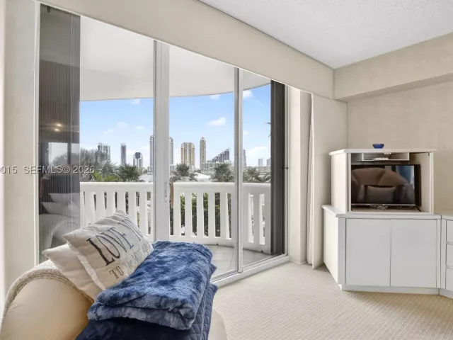 2-bedroom condo for sale in Aventura - 3000 Island Blvd 502 - MondialRealty