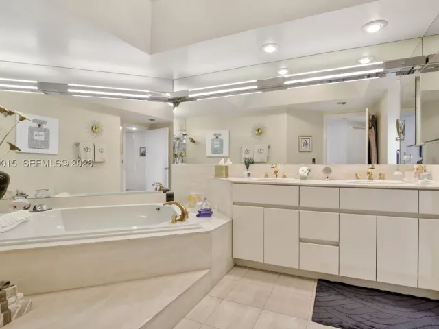 2-bedroom condo for sale in Aventura - 3000 Island Blvd 502 - MondialRealty