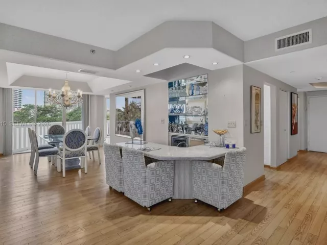 2-bedroom condo for sale in Aventura - 3000 Island Blvd 502 - MondialRealty