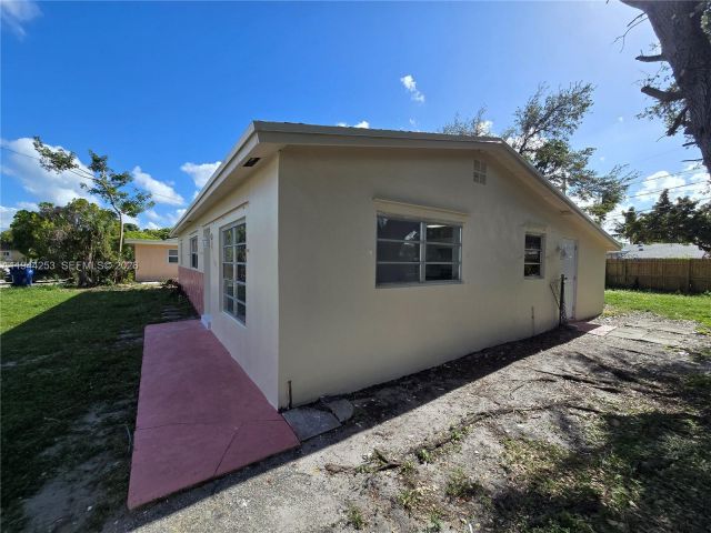 3-bedroom home for rent in Miami - 1320 NE 211th Ter - MondialRealty