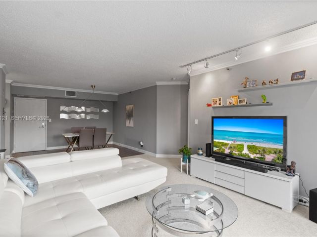 2-bedroom condo for sale in Aventura - 3600 Mystic Pointe Dr 309 - MondialRealty