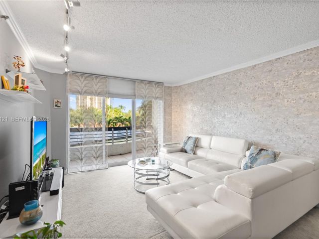 2-bedroom condo for sale in Aventura - 3600 Mystic Pointe Dr 309 - MondialRealty