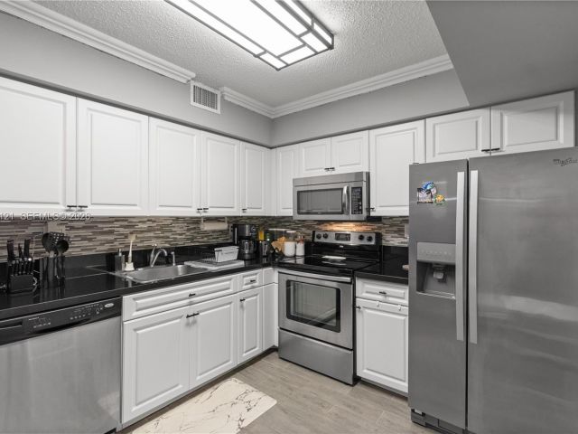 2-bedroom condo for sale in Aventura - 3600 Mystic Pointe Dr 309 - MondialRealty