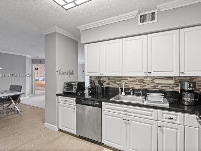 2-bedroom condo for sale in Aventura - 3600 Mystic Pointe Dr 309 - MondialRealty