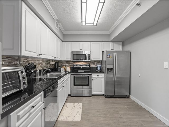 2-bedroom condo for sale in Aventura - 3600 Mystic Pointe Dr 309 - MondialRealty