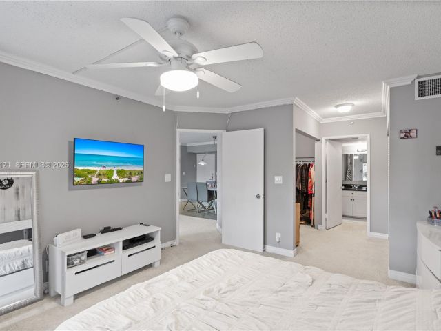 2-bedroom condo for sale in Aventura - 3600 Mystic Pointe Dr 309 - MondialRealty