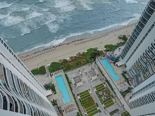 3-bedroom condo for rent in Sunny Isles Beach - 15901 Collins Ave 3006 - MondialRealty