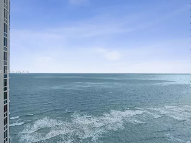 3-bedroom condo for rent in Sunny Isles Beach - 15901 Collins Ave 3006 - MondialRealty