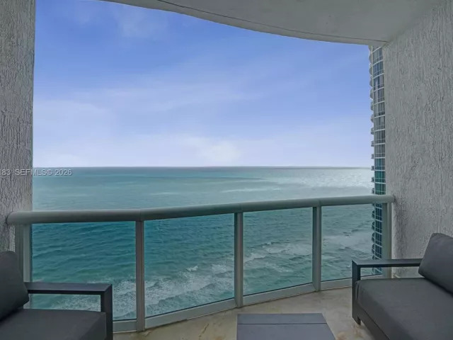 3-bedroom condo for rent in Sunny Isles Beach - 15901 Collins Ave 3006 - MondialRealty