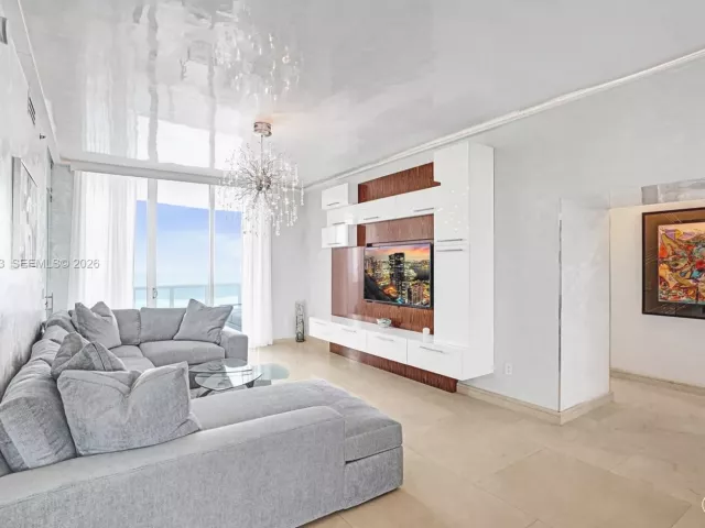 3-bedroom condo for rent in Sunny Isles Beach - 15901 Collins Ave 3006 - MondialRealty