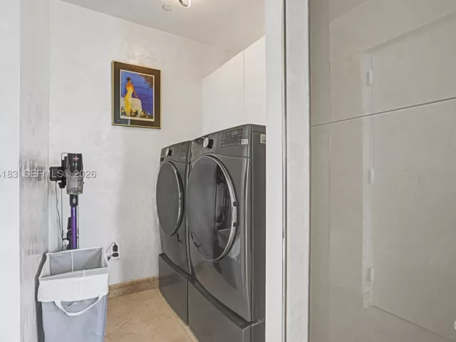 3-bedroom condo for rent in Sunny Isles Beach - 15901 Collins Ave 3006 - MondialRealty