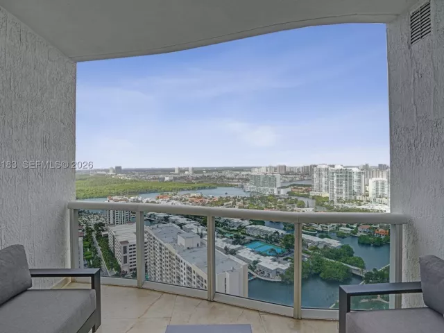 3-bedroom condo for rent in Sunny Isles Beach - 15901 Collins Ave 3006 - MondialRealty