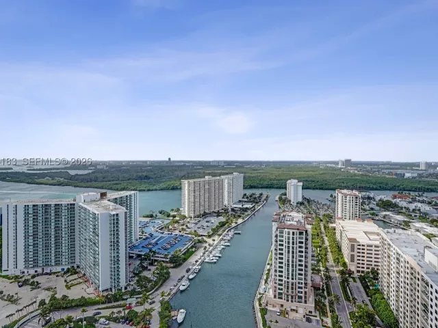 3-bedroom condo for rent in Sunny Isles Beach - 15901 Collins Ave 3006 - MondialRealty
