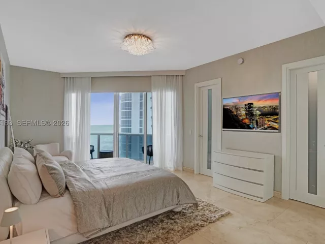 3-bedroom condo for rent in Sunny Isles Beach - 15901 Collins Ave 3006 - MondialRealty