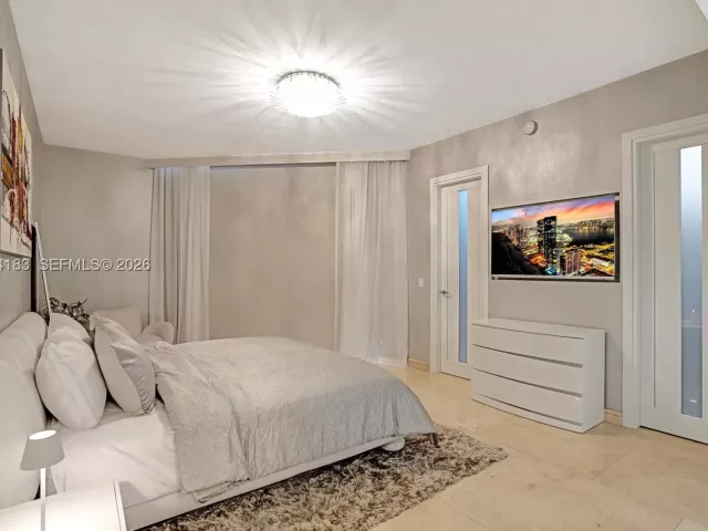 3-bedroom condo for rent in Sunny Isles Beach - 15901 Collins Ave 3006 - MondialRealty