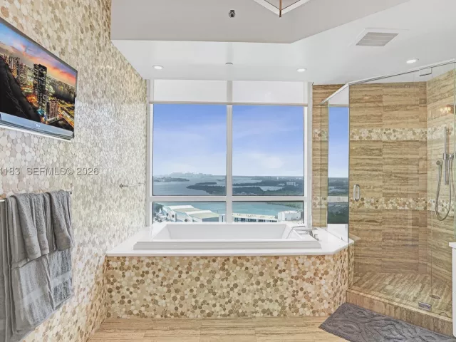 3-bedroom condo for rent in Sunny Isles Beach - 15901 Collins Ave 3006 - MondialRealty