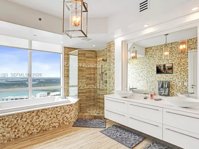 3-bedroom condo for rent in Sunny Isles Beach - 15901 Collins Ave 3006 - MondialRealty