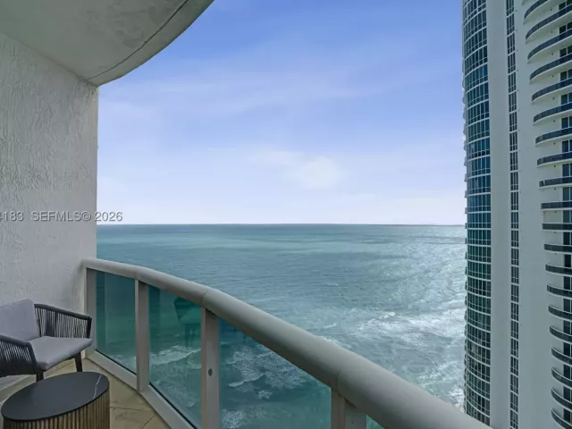 3-bedroom condo for rent in Sunny Isles Beach - 15901 Collins Ave 3006 - MondialRealty