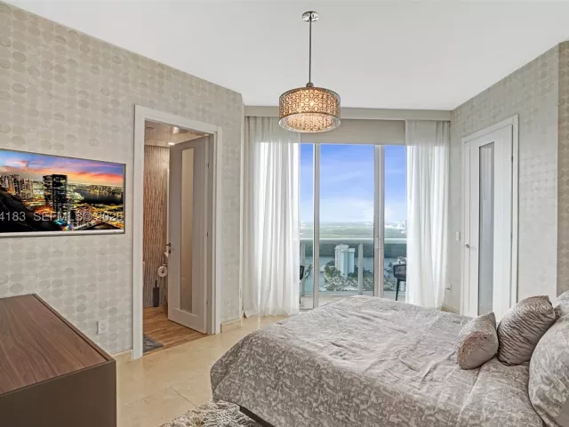 3-bedroom condo for rent in Sunny Isles Beach - 15901 Collins Ave 3006 - MondialRealty