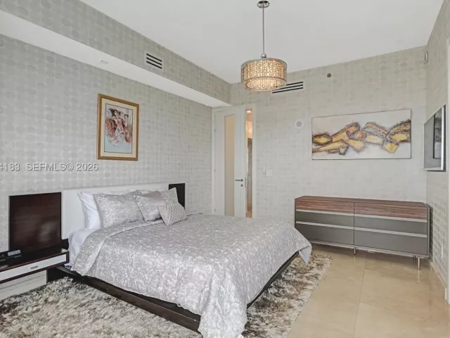 3-bedroom condo for rent in Sunny Isles Beach - 15901 Collins Ave 3006 - MondialRealty