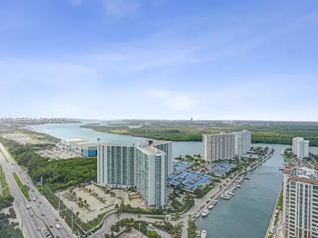 3-bedroom condo for rent in Sunny Isles Beach - 15901 Collins Ave 3006 - MondialRealty