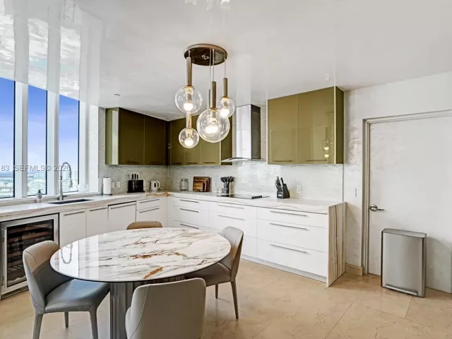 3-bedroom condo for rent in Sunny Isles Beach - 15901 Collins Ave 3006 - MondialRealty