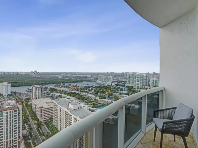 3-bedroom condo for rent in Sunny Isles Beach - 15901 Collins Ave 3006 - MondialRealty
