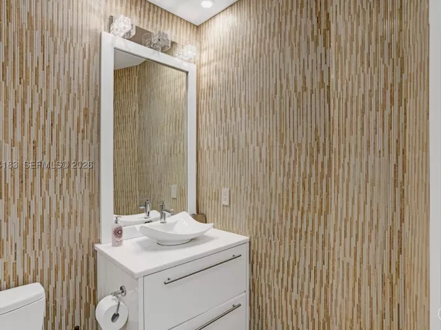3-bedroom condo for rent in Sunny Isles Beach - 15901 Collins Ave 3006 - MondialRealty