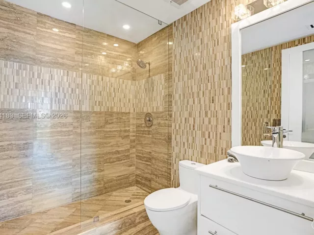 3-bedroom condo for rent in Sunny Isles Beach - 15901 Collins Ave 3006 - MondialRealty