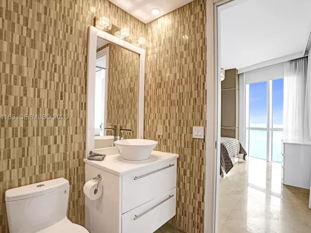 3-bedroom condo for rent in Sunny Isles Beach - 15901 Collins Ave 3006 - MondialRealty