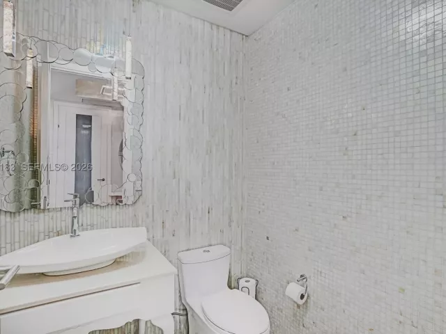 3-bedroom condo for rent in Sunny Isles Beach - 15901 Collins Ave 3006 - MondialRealty
