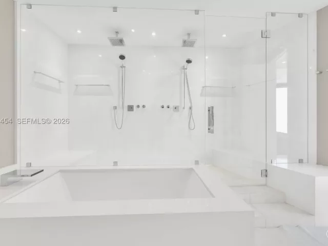 4-bedroom condo for sale in Sunny Isles Beach - 18555 Collins Ave 4601 - MondialRealty