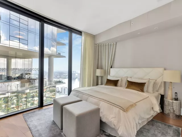 4-bedroom condo for sale in Sunny Isles Beach - 18555 Collins Ave 4601 - MondialRealty