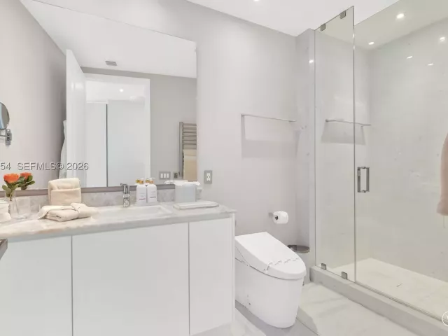 4-bedroom condo for sale in Sunny Isles Beach - 18555 Collins Ave 4601 - MondialRealty