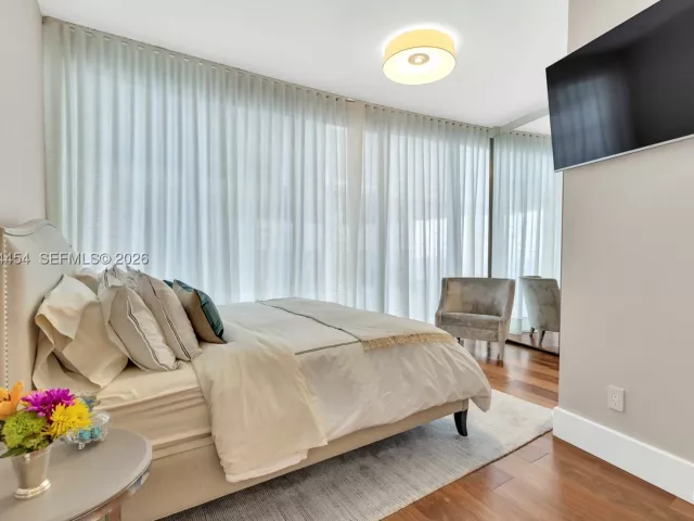 4-bedroom condo for sale in Sunny Isles Beach - 18555 Collins Ave 4601 - MondialRealty