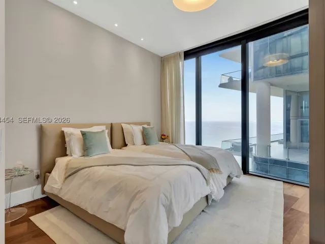 4-bedroom condo for sale in Sunny Isles Beach - 18555 Collins Ave 4601 - MondialRealty