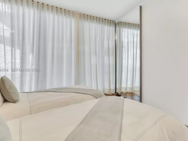 4-bedroom condo for sale in Sunny Isles Beach - 18555 Collins Ave 4601 - MondialRealty