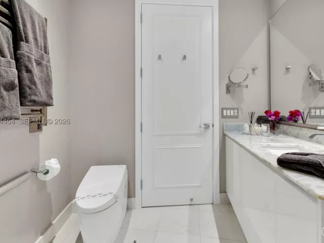 4-bedroom condo for sale in Sunny Isles Beach - 18555 Collins Ave 4601 - MondialRealty
