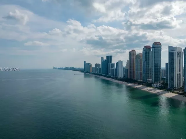 4-bedroom condo for sale in Sunny Isles Beach - 18555 Collins Ave 4601 - MondialRealty