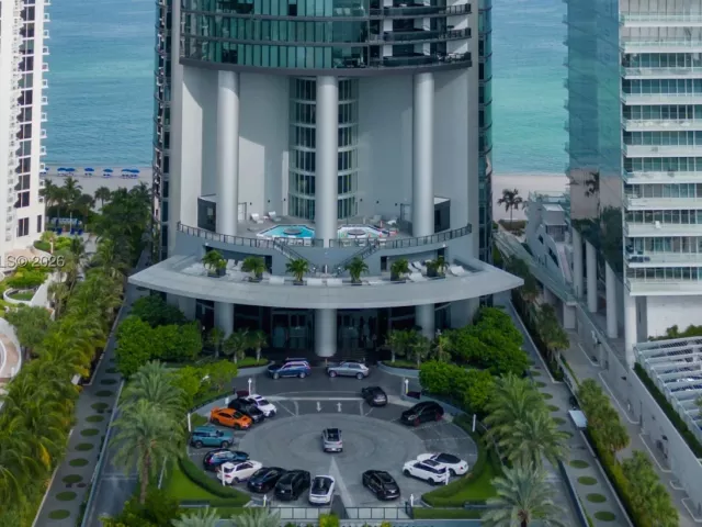 4-bedroom condo for sale in Sunny Isles Beach - 18555 Collins Ave 4601 - MondialRealty