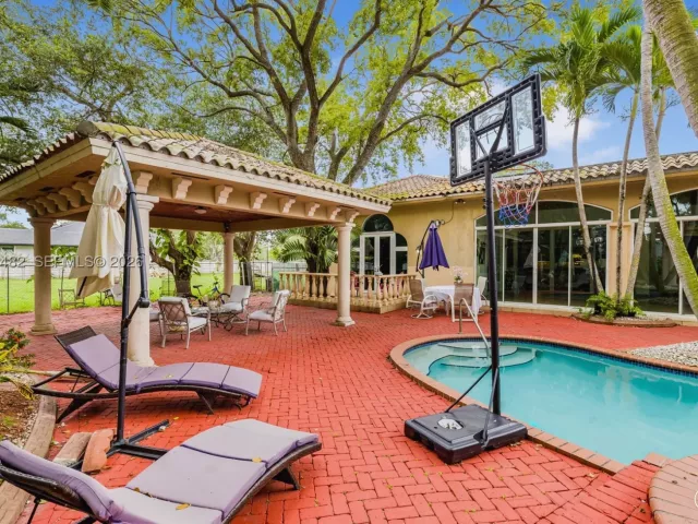 5-bedroom home for sale in Miami - 7761 SW 122nd Ave - MondialRealty
