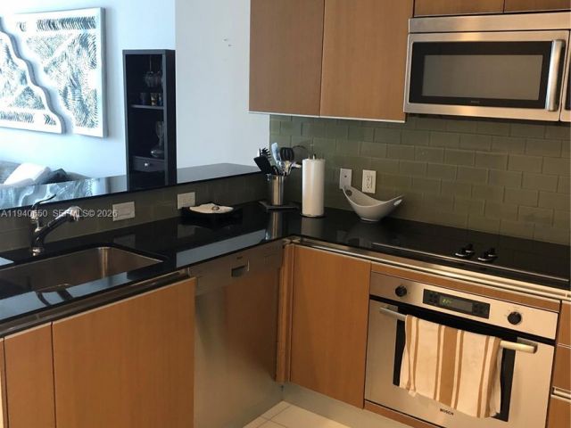 1-bedroom condo for rent in Miami - 1060 Brickell Ave 1915 - MondialRealty